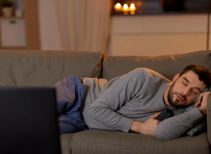 Waarom je beter niet in slaap valt in de zetel