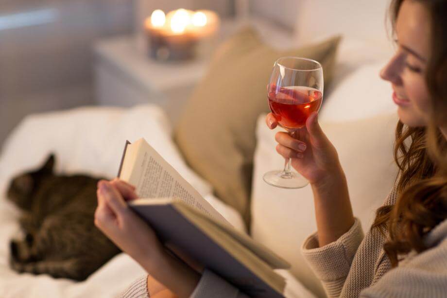 Vrouw-boek-wijn