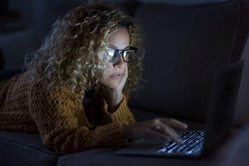 Vrouw-laptop-donker